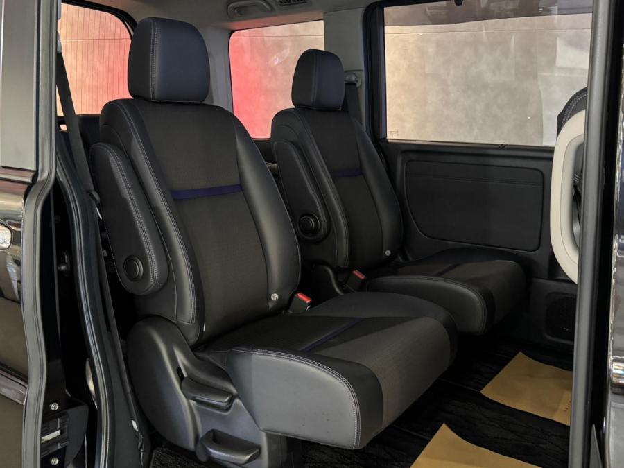 Stepwgn e:HEV EX Black Style - Image 8